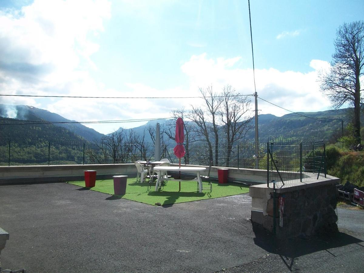 Vacances au pied des Monts du Cantal Laveissière Extérieur photo