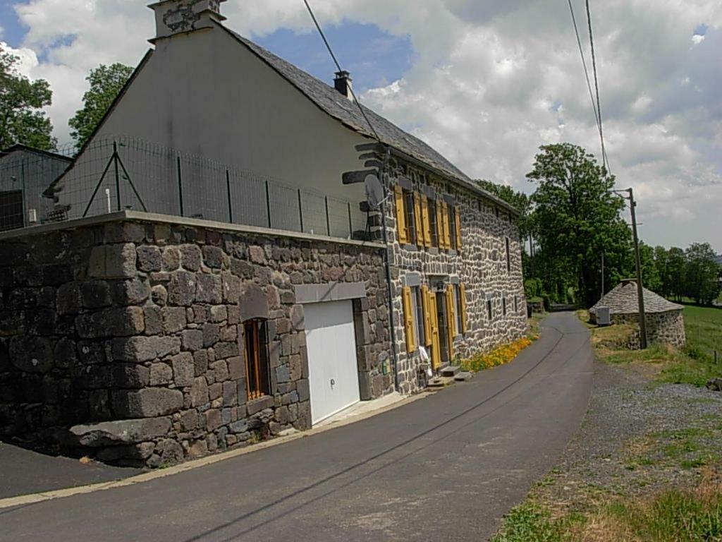 Vacances au pied des Monts du Cantal Laveissière Extérieur photo